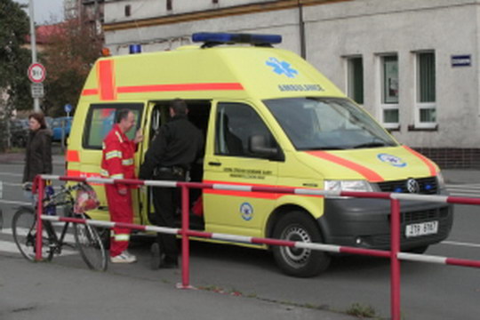 Chodce vyděsil ležící cyklista na vozovce