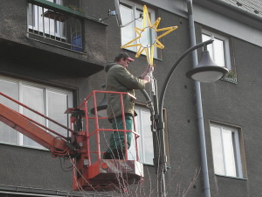 Začala instalace vánoční výzdoby