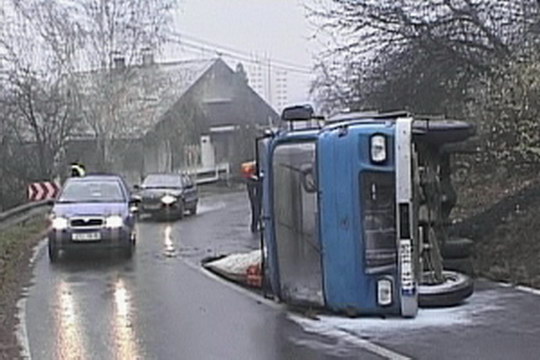 Převrácená Avia a vysypaný koks