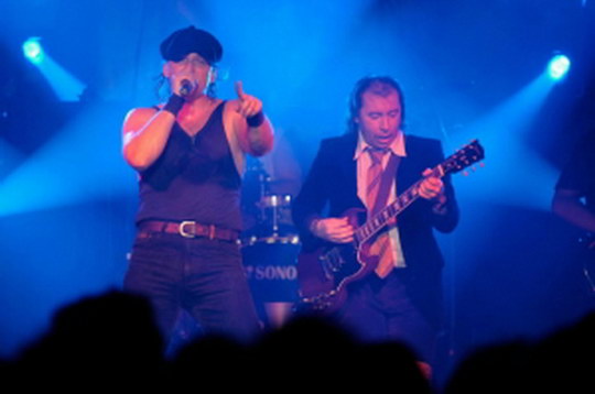 Záblatím burácely rockové pecky AC/DC