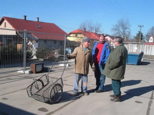 První návštěvníci v mobilním sběrném dvoře