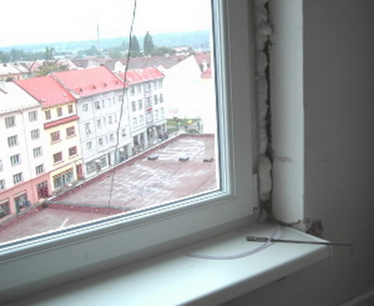 Začala výměna oken v domě na Štefánikově ulici