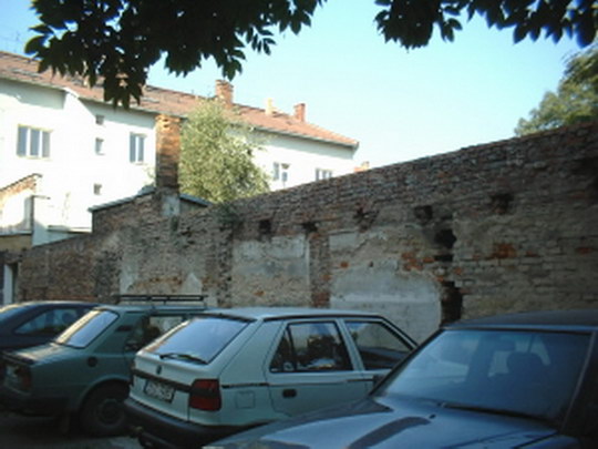 Staré polorozbořené kůlny se stávají minulostí