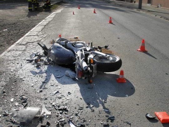 Kolize v Pudlově, motorka po střetu hořela