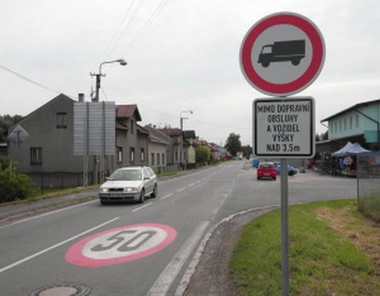 Nákladní automobily vysoké do 3,5 metru nově nesmějí jezdit ulicí Čs. armády