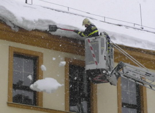 Krajští hasiči varují před příliš těžkými střechami