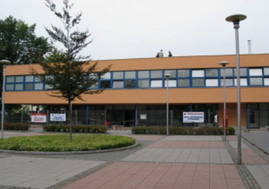 Opravený dům služeb na náměstí Budoucnosti nabízí ve svém přízemí poslední dva volné nebytové prostory