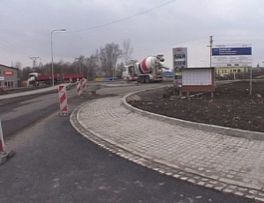 Průjezd ulicí 1. máje u nově budovaného mostu ve Skřečoni od pondělí opět jen se semafory