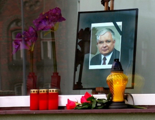 U fotografie Lecha Kaczyńského v Salónu Maryška v Bohumíně lidé zapálili svíčky