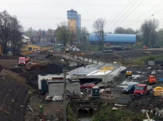 Převedení vodního toku uzavře provizorní komunikaci u BM servisu