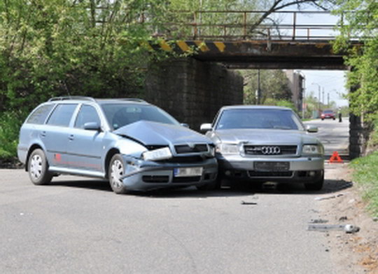 Dvě osobní vozidla se v pravé poledne střetla u podjezdu v Pudlově