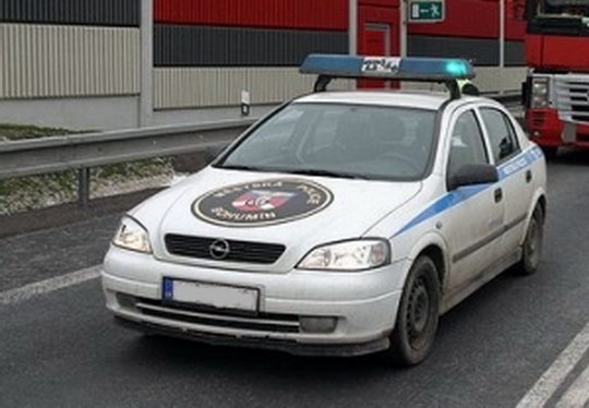 Dva podnapilí muži v pravé poledne likvidovali autobusovou zastávku v Záblatí