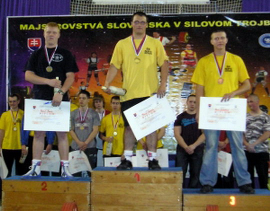 Závodník v silovém trojboji Tomáš Turek na stupních vítězů