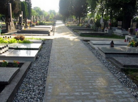 Návštěvníci hřbitova v Záblatí mohou ode dneška využívat nový chodník