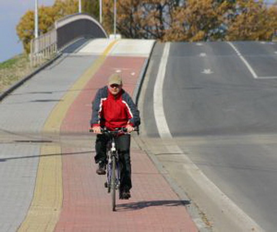 Cyklistům, jezdícím mimo cyklostezky, hrozí pokuta