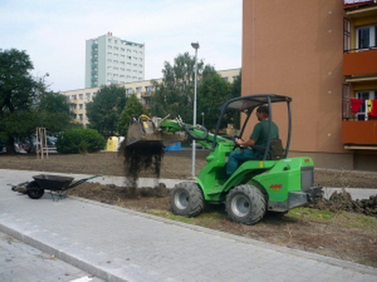 Zahradníci navezli na sídliště v Nerudově ulici tuny zeminy a zaseli novou trávu