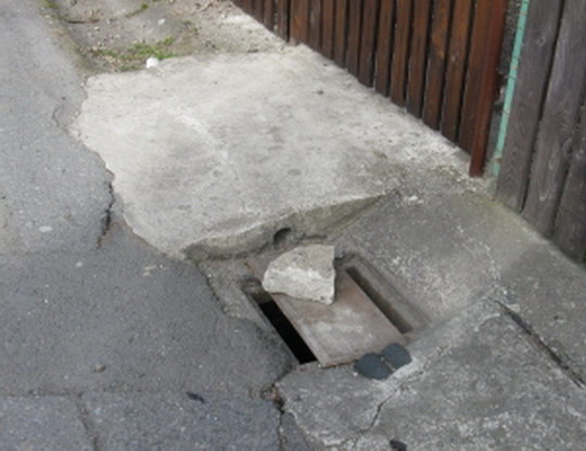 Proč v parku Petra Bezruče chybí poklopy kanalizačních vpustí? Protože je ukradli zloději!