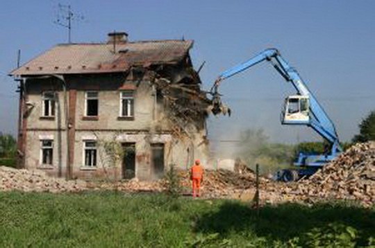 Město zvažuje, že nabídne cihly z demolovaných domů v ulici Petra Cingra lidem k dalšímu využití