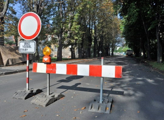V Pudlově se v noci pracovalo jako o život, vandalové přestěhovali značky
