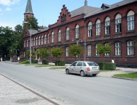 Jemné kamínky na vozovce před radnicí patří k opravě vozovky, zmizí příští týden