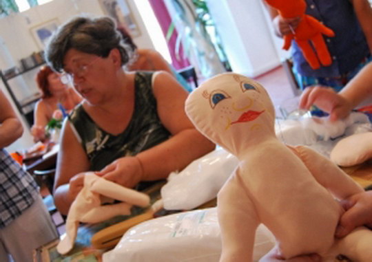 Bohumínští společně ušili skoro padesát panenek pro UNICEF