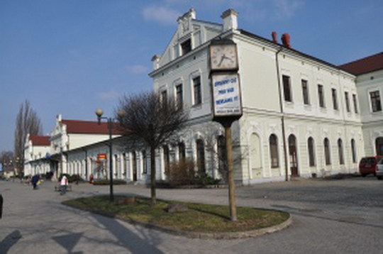 Hodiny před poštou u nádraží