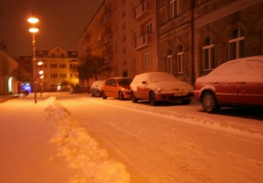 Silničáři v noci bojovali o sjízdnost silnic, teď jsou ve větší míře na řadě chodníky