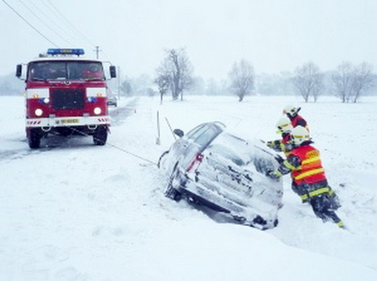 Na silnici mezi Šunychlem a Kopytovem skončilo auto v příkopu