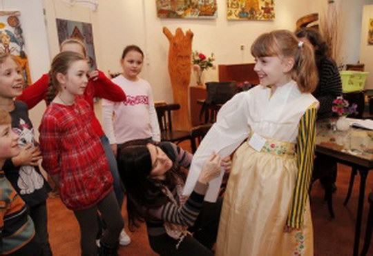 Dobrovolnice šijí Bohumínský kroj pro děti, ve městě vzniká folklórní skupina