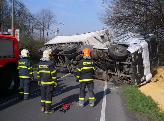 Ve Skřečoni ráno havaroval kamion s kukuřicí, srazil se s osobním autem