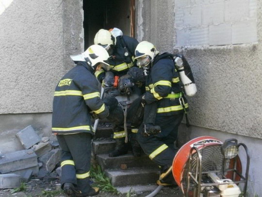 Hasiči spěchali k požáru rodinného domku ve Skřečoni, šlo o cvičení