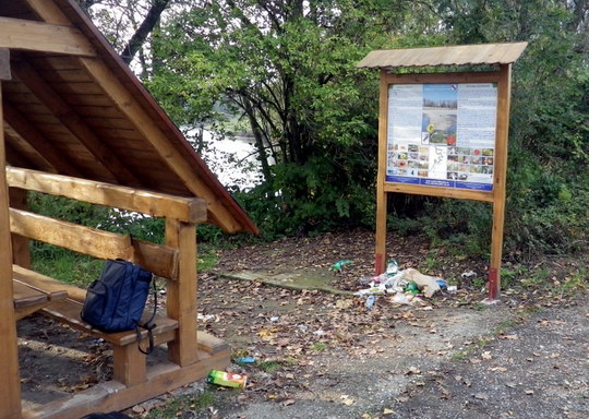 Někteří návštěvníci hyzdí břehy chráněných meandrů Odry odpadky