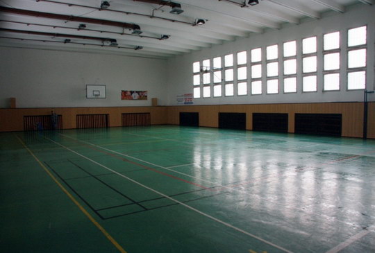V tělocvičně domu dětí a mládeže montují nová světla za 200 tisíc korun