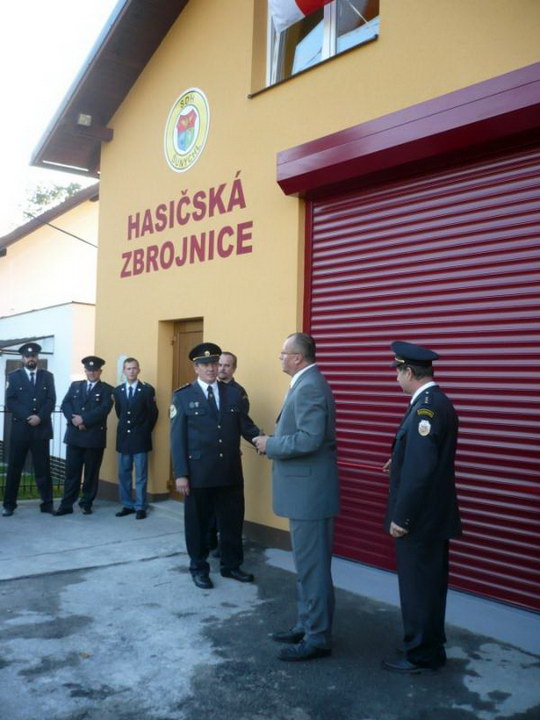 Dobrovolní hasiči v Šunychlu se dočkali, otevřeli nově opravenou zbrojnici