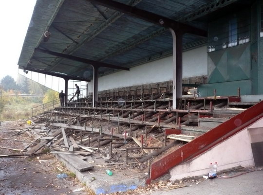 Kus po kuse mizí areál fotbalového hřiště a tribuny na Faji