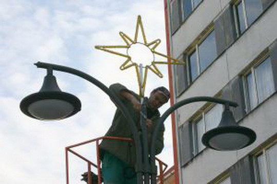 Začala montáž sváteční výzdoby, v Bohumíně bude letos 12 vánočních stromů
