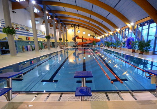 Jedničkáři mají v den pololetních prázdnin vstup do bazénu zdarma