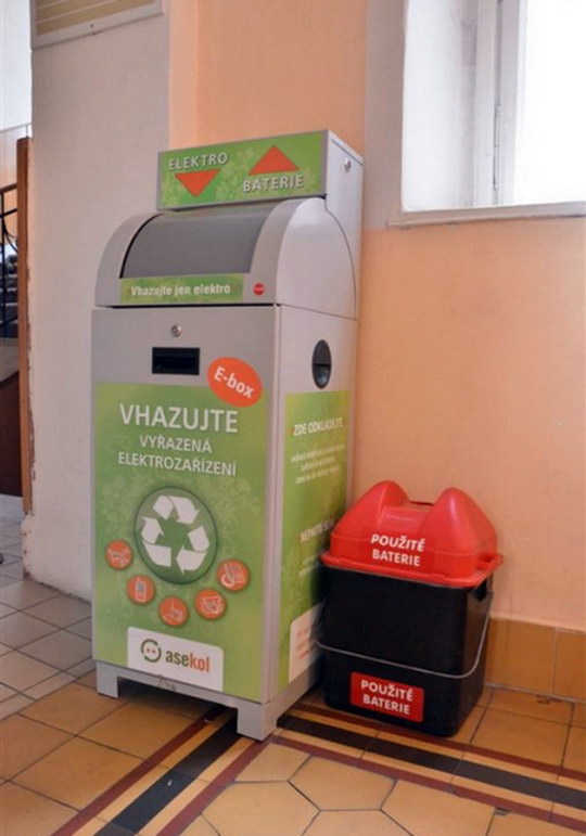 Nezvaní stěhováci chtěli z radnice přemístit kontejner na použité baterie