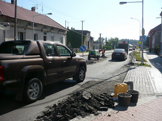 Nový povrch vozovky v ul. 1. máje, v sobotu omezení dopravy kvůli pokládce živice