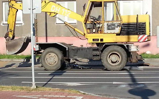 Ranní kolize bagru s cyklistou skončila naštěstí jen lehkým zraněním