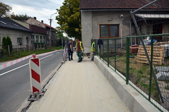 Cesta do školy je pro děti v Záblatí díky novému chodníku bezpečnější