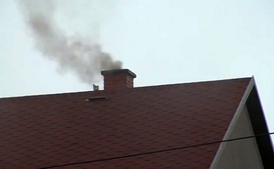 Strážníci v Bohumíně monitorují čoudící komíny domků