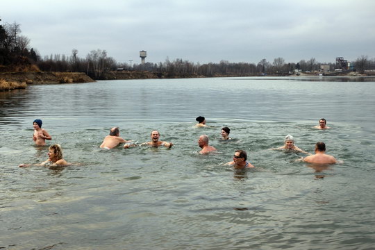 Otužilci se na Nový rok vrhli do Kališova jezera
