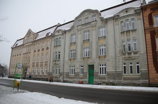 Městské domy naproti nemocnice se letos dočkají ústředního topení
