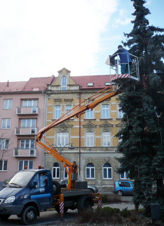 Elektromontéři odpojují vánoční světelné ozdoby