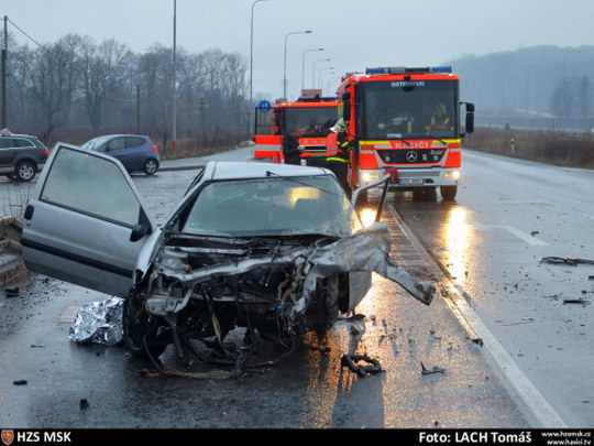 Hasiči vyprošťovali kousek za Vrbicí havarované Audi