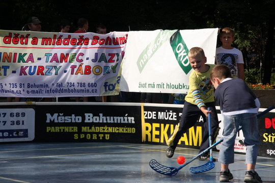Nadace OKD přispěla na florbal v ulicích, už potřetí