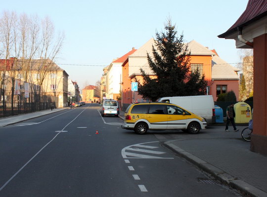 Řidič nedal přednost a srazil důchodkyni na kole