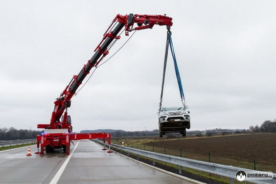 Auto musel z pole u dálnice vytáhnout jeřáb