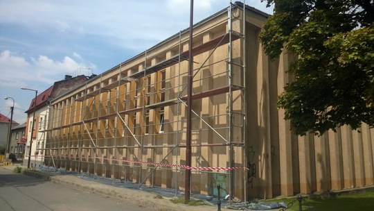 Nová čelní fasáda pro tělocvičnu domu dětí a nové okapy